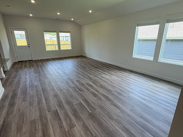 201 NW Granny Smith St — Photo 2