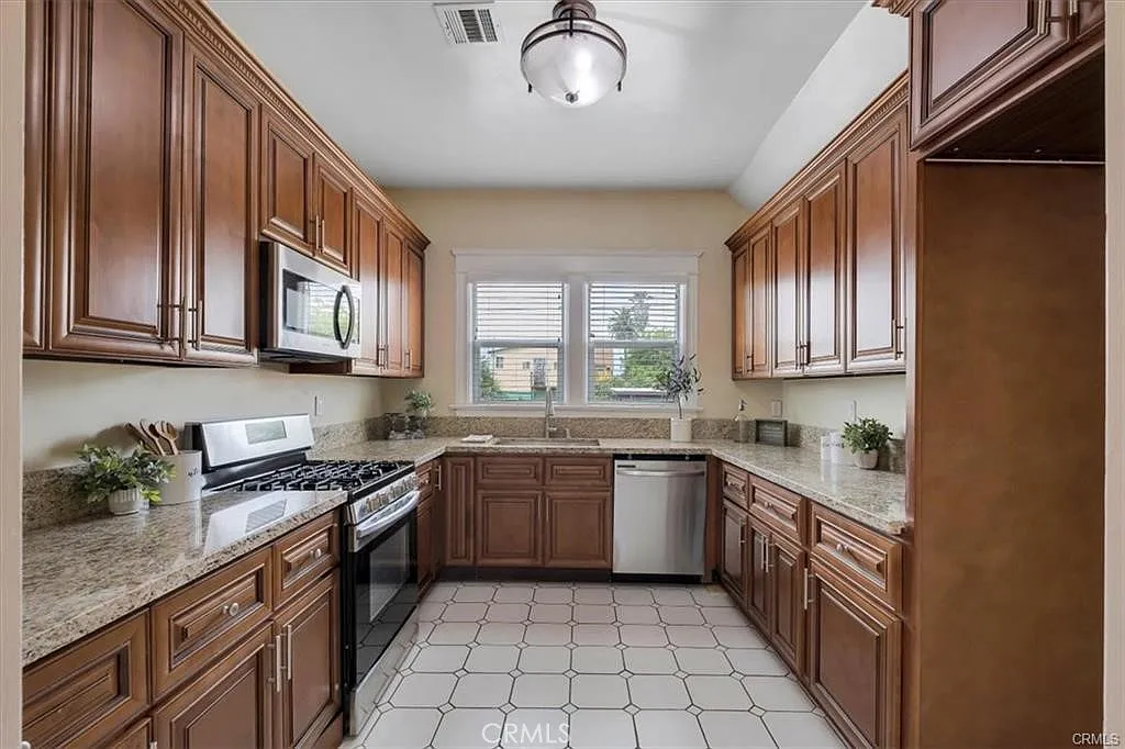 4 bed, 2.5 bath, 2558 sqft, $5,250 — Photo 4