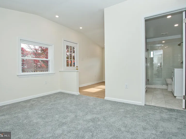 2530 2nd Floor Chestnut Ave — Photo 3