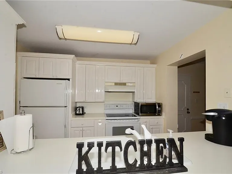 555 Park Shore Dr #B-309 — Photo 3