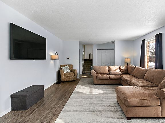 4th image of 597 Oak Run Dr