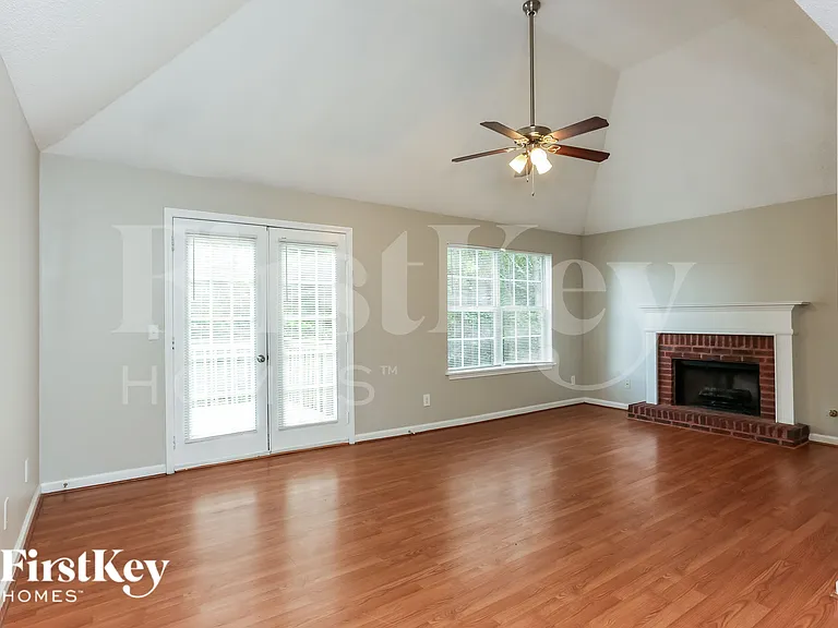 721 Peteywood Dr — Photo 2