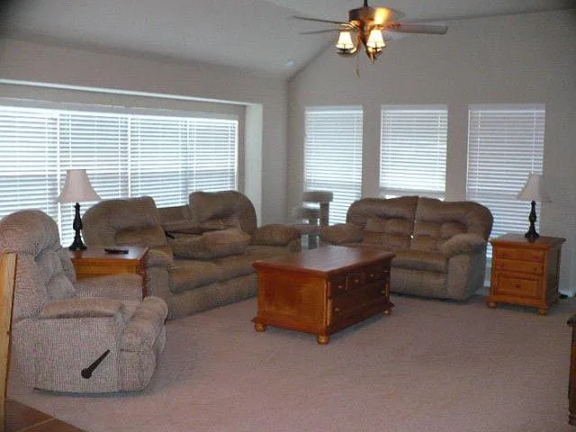 4 bed, 2077 sqft, $2,500 — Photo 4