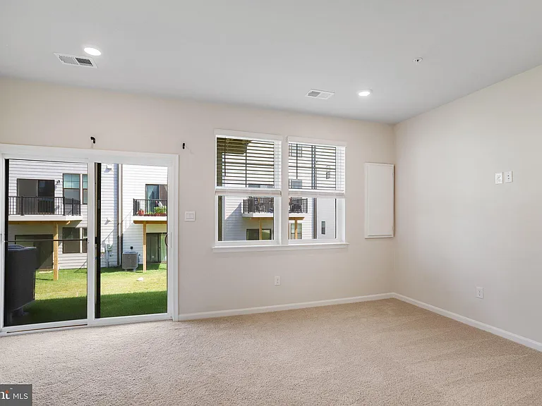 385 Ensemble Way — Photo 33