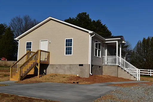 335 Pierce Dr — Photo 1