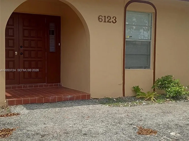 6123 SW 4th Pl — Photo 2