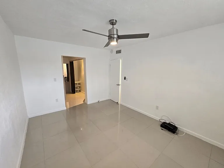 2800 NE 203rd St #24 — Photo 4