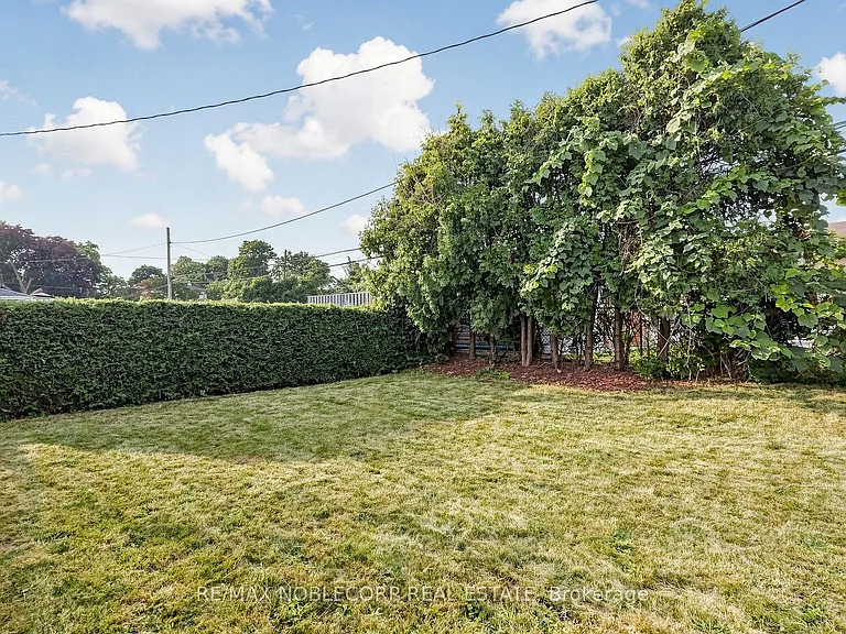 8 Summerfield Cres — Photo 42