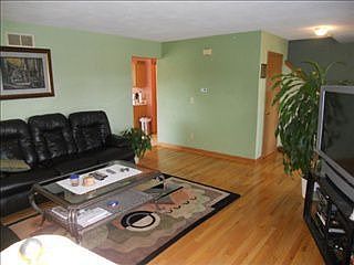 3rd image of 5611 Goodhue Ave