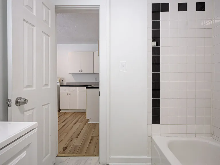 311 S Webster Ave — Photo 18