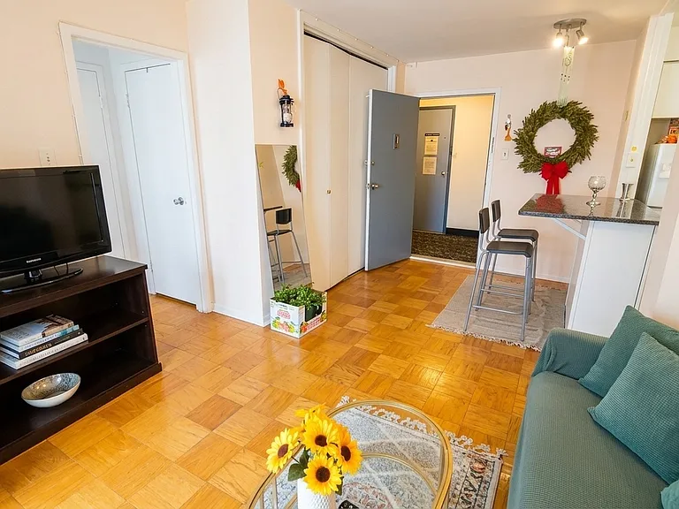 2401 H St NW #702 — Photo 4