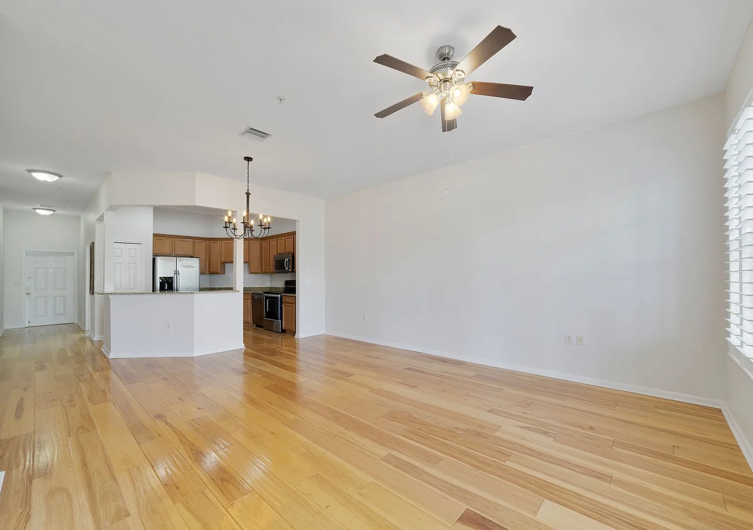 Beautifully maintained 3-bedroom, 2-bath third-floor condo in the heart of Baldwin Park! — Photo 2