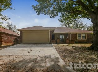 934 Robinwood Dr, Arlington, TX 76017
