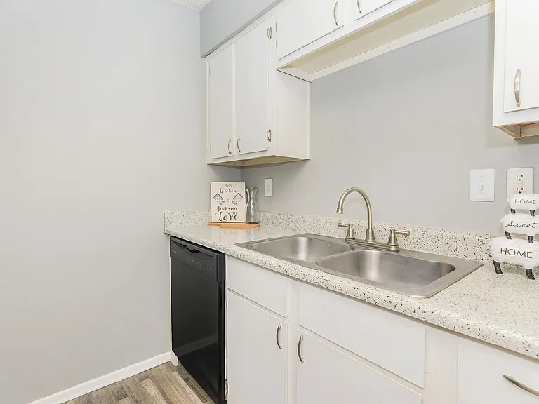 Sunridge Apartments — Photo 6