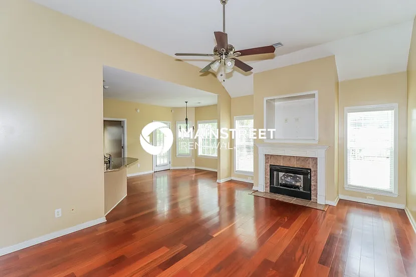 8423 Shady Elm Dr — Photo 4