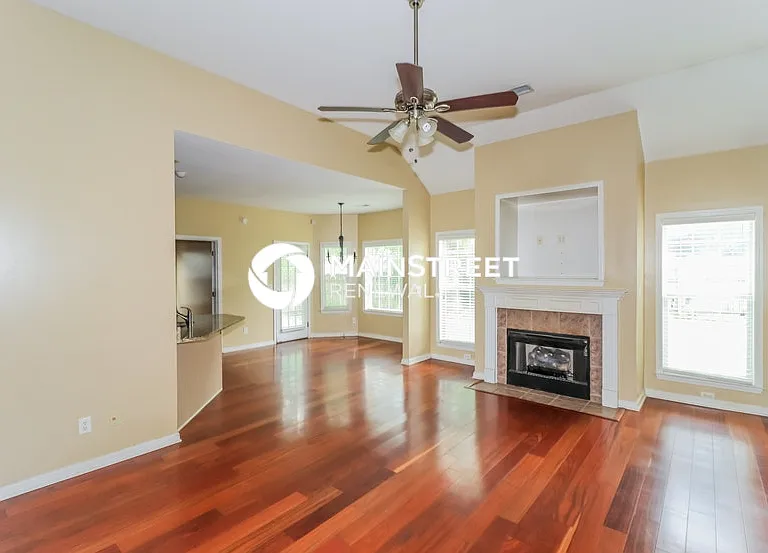 8423 Shady Elm Dr — Photo 4