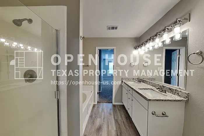 1056 Silver Spur Ln — Photo 10