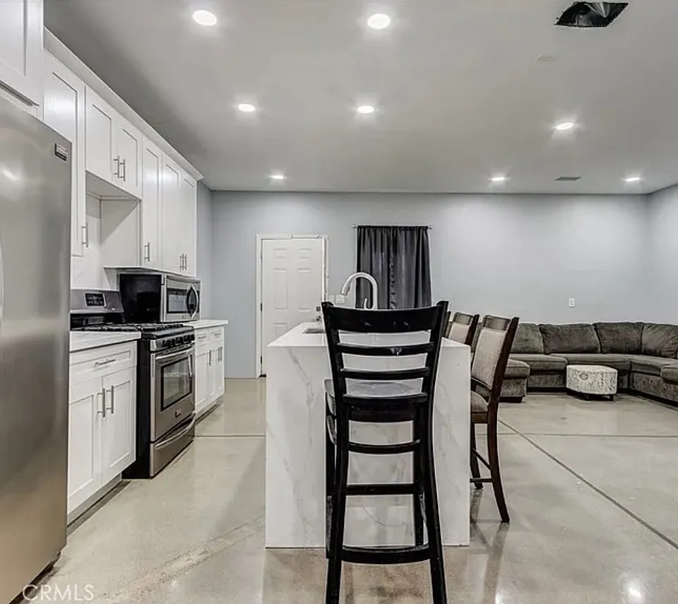 2 bed, 1000 sqft, $2,000 — Photo 2