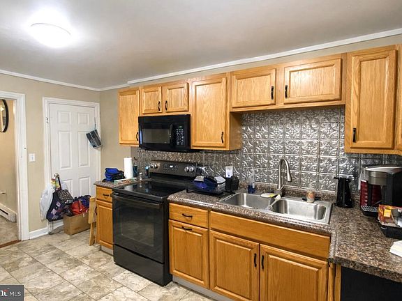 4th image of 415 E 10th St