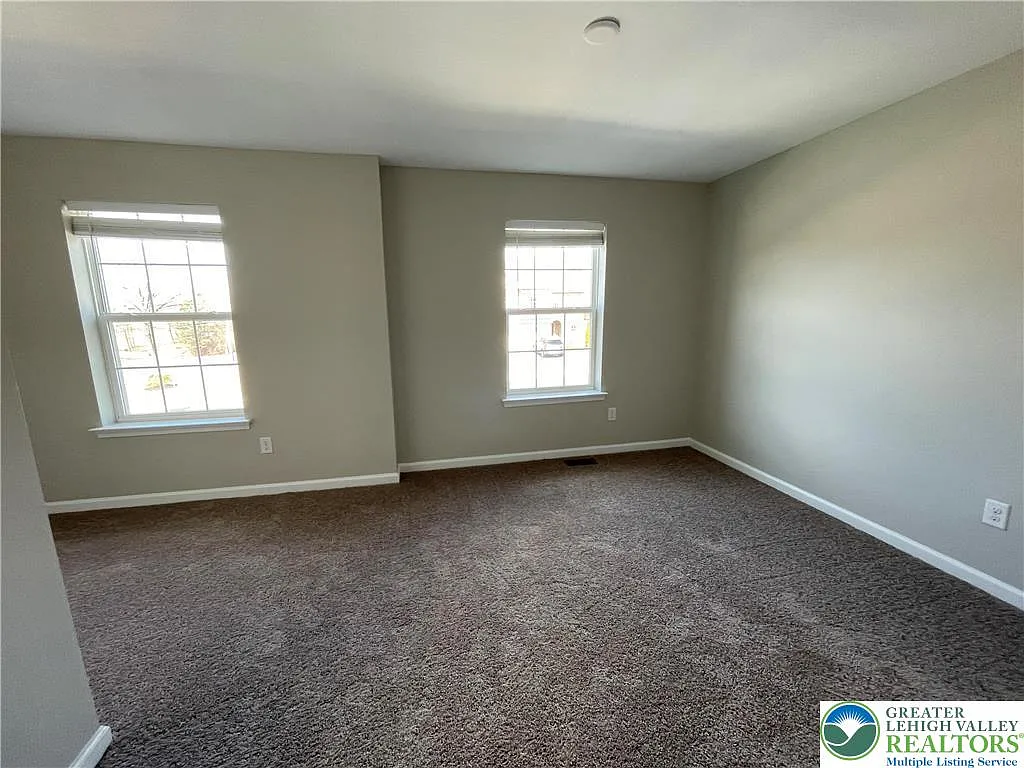 3 bed, 2.5 bath, 2499 sqft, $3,000 — Photo 4