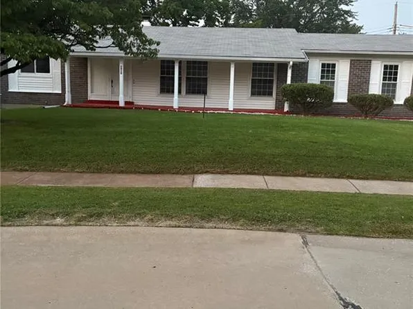 2910 Wellington Dr, Florissant, MO 63033