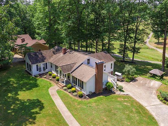 5th image of 415 Country Club Dr