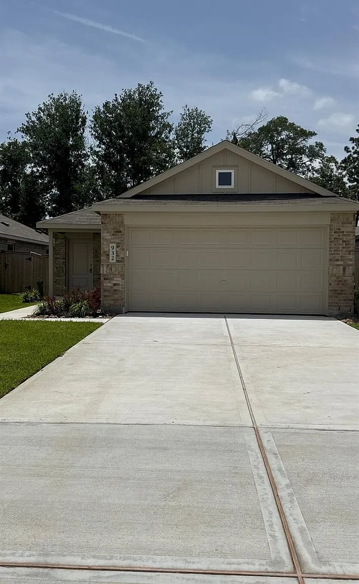 3 bed, 2.0 bath, 1470 sqft, $1,690 — Photo 1