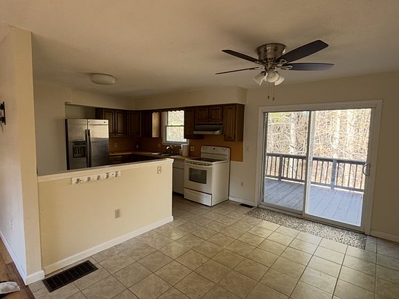 3rd image of 664 Bay Rd
