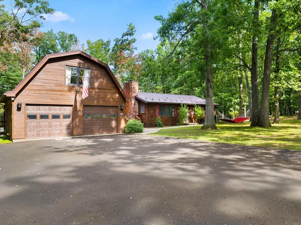 422 Clearfield Dr, Berkeley Springs, WV 25411