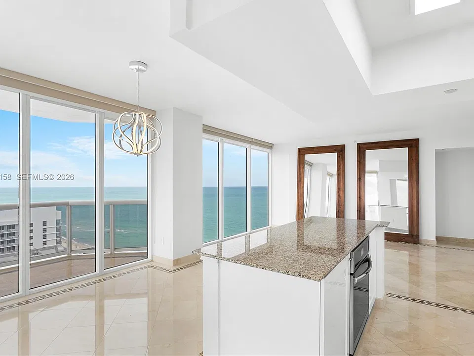 4779 Collins Ave #2707