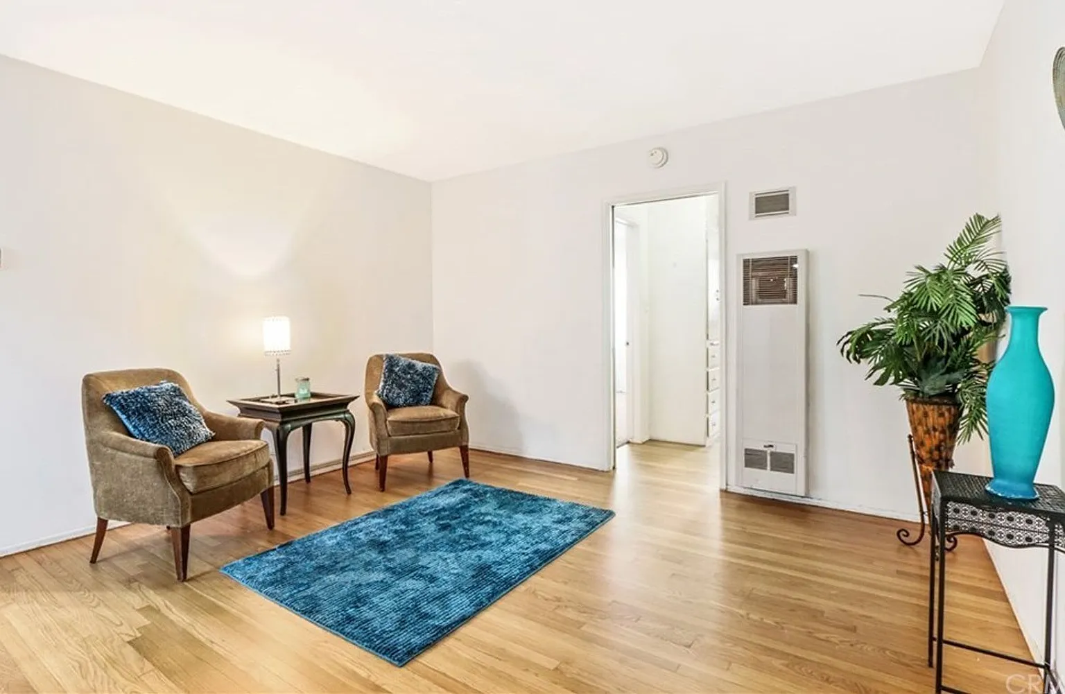 1 Bedroom 1 Bath Located in the highly sought after "Towne Capri" complex in Long Beach — Photo 4
