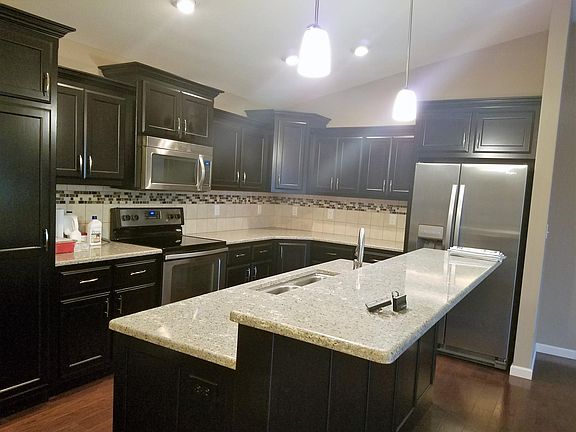 Granite Countertops and Upgraded Appliances!