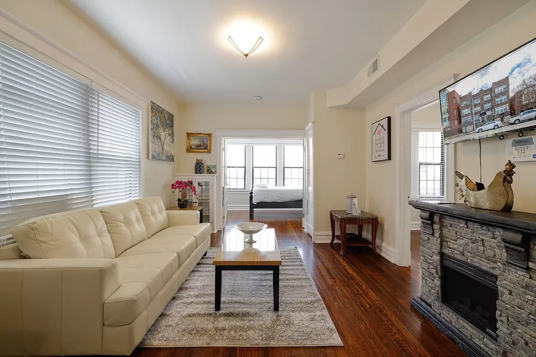 6136 Delmar Blvd — Photo 2