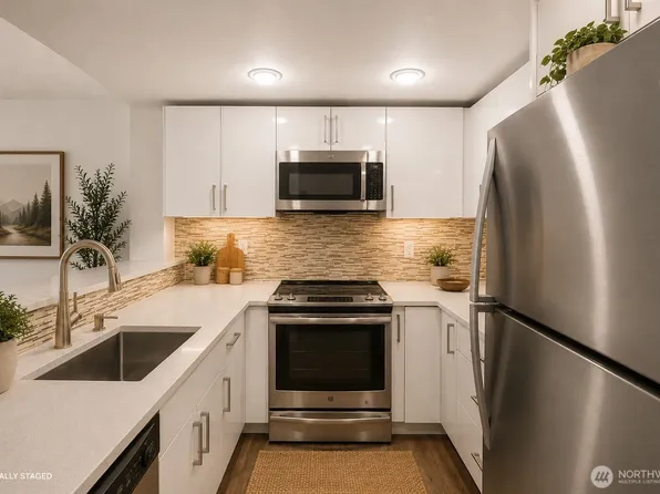 13717 Linden Avenue N #221, Seattle, WA 98133