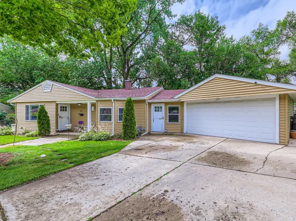 31 Sparrow Ct, Carpentersville, IL 60110