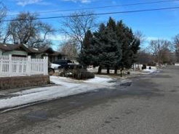 Exterior Neighborhood (street photo)