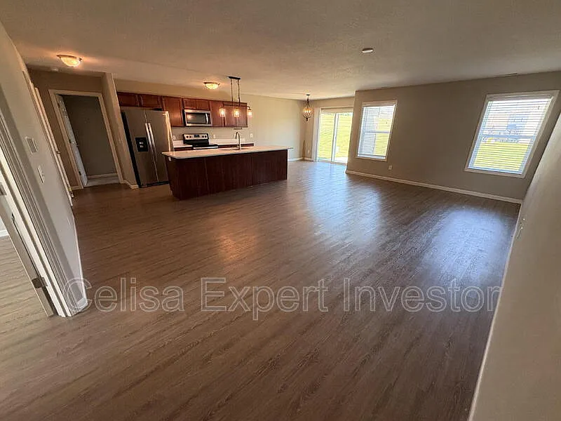 4 bed, 2.0 bath, 1652 sqft, $2,100 — Photo 2