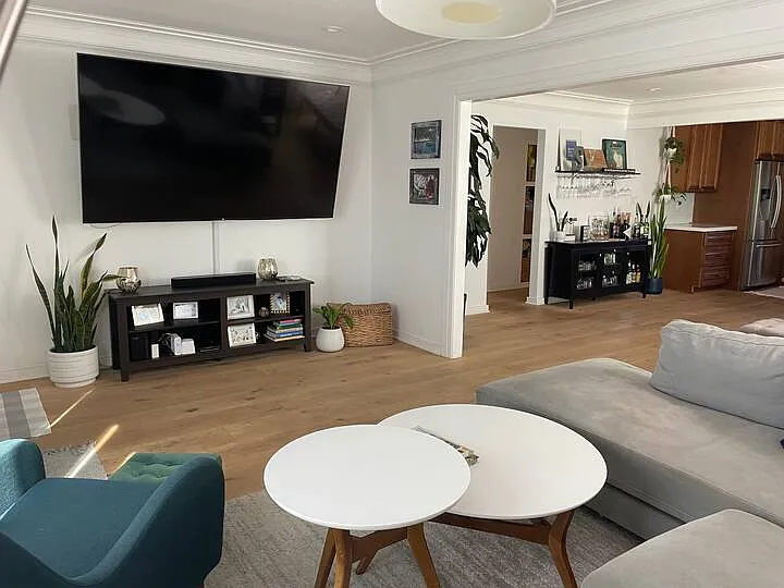 living room - 2522 Buckingham Rd