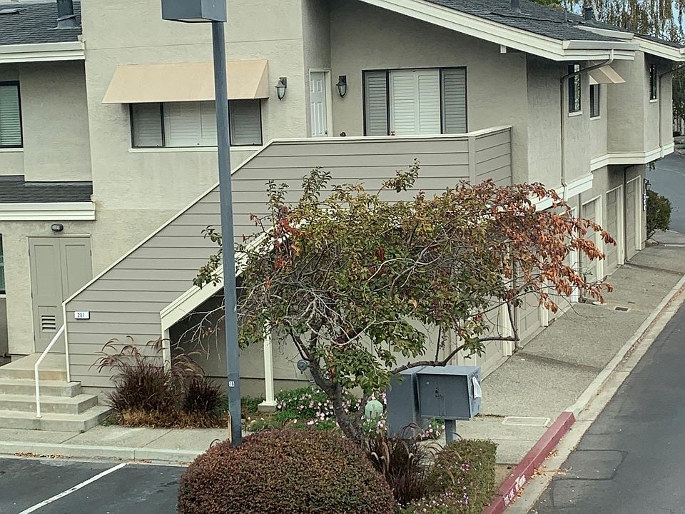 Rare Condo no units up or below, private entry, an island unto itself in lovely Marina Green HOA.