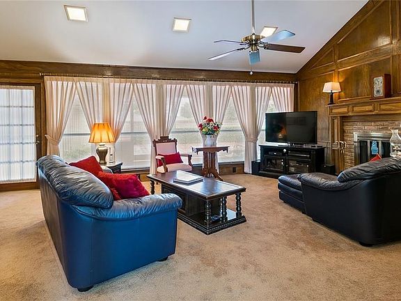 4th image of 2301 Loch Haven Dr