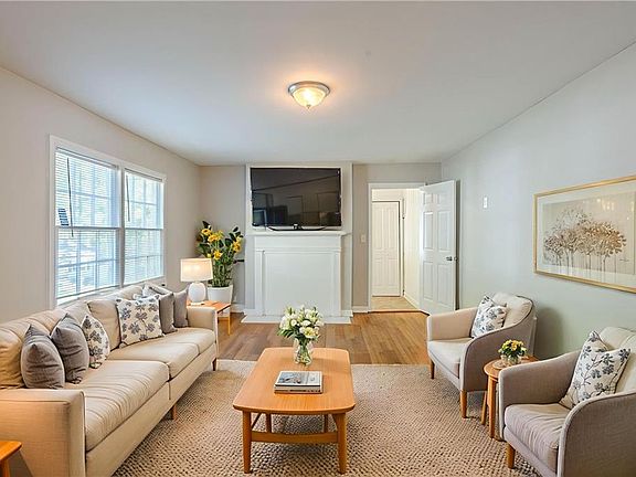 2nd image of 1328 Lockhaven Cir SW