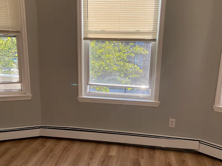 1458 E Main St — Photo 5