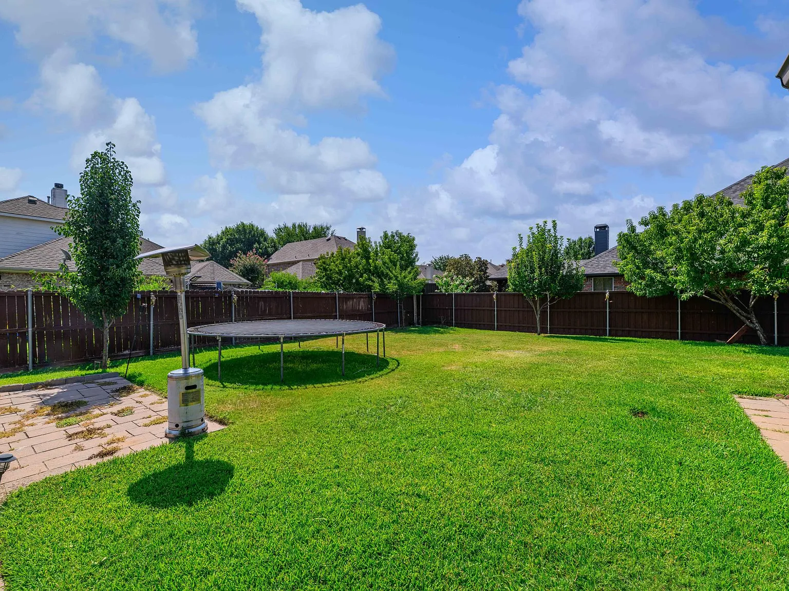 4 bed, 2.5 bath, 2527 sqft, $2,800 — Photo 2