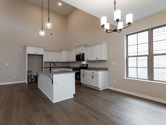 5th image of 327 Saint Andrews Dr