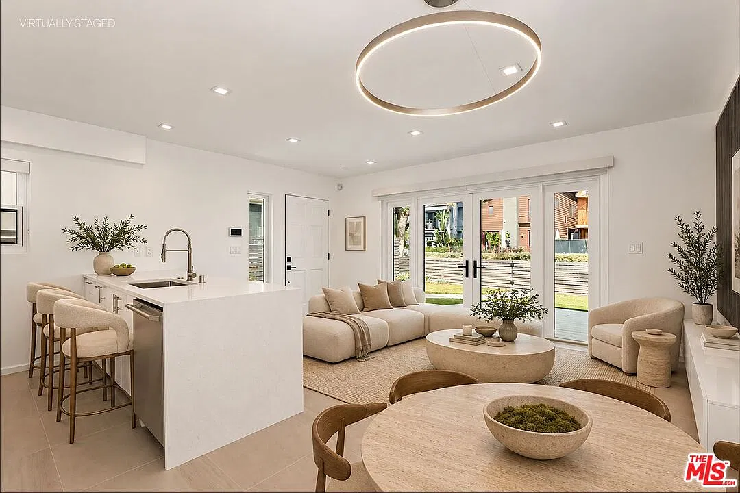 2 bed, 1.0 bath, 900 sqft, $6,995 — Photo 2