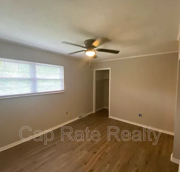 1226 Parkview Dr — Photo 7
