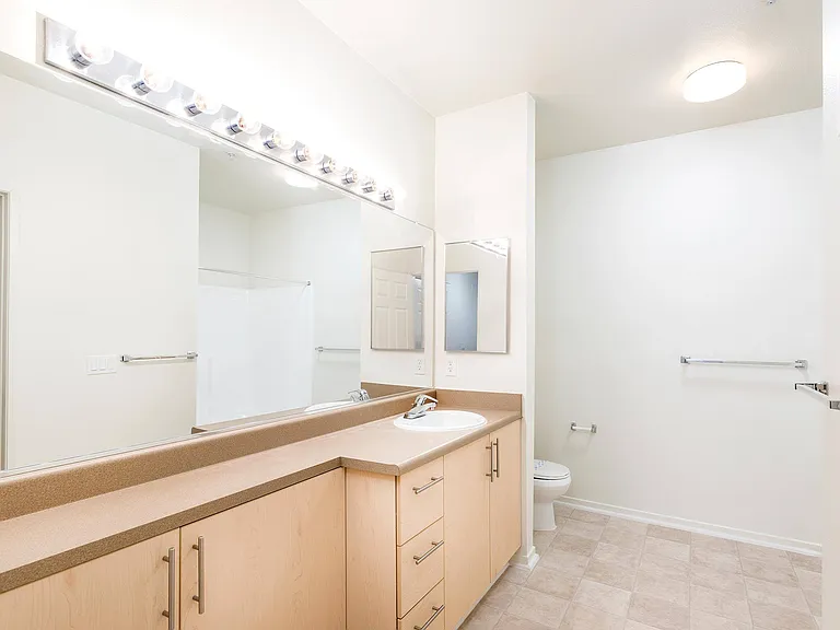 La Jolla Crossroads Apartments — Photo 40