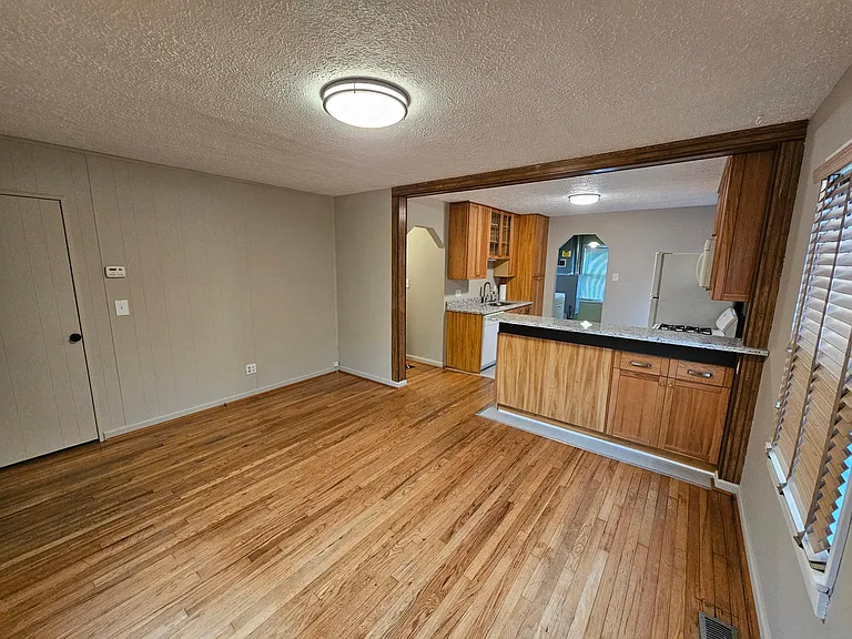 568 E Hudson Ave — Photo 6