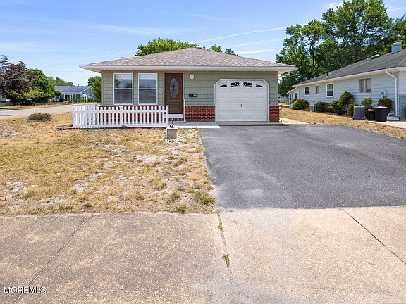 3rd image of 32 Guadeloupe Drive