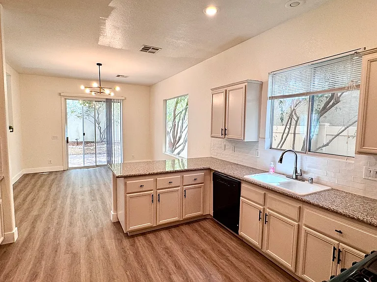 1529 Tillman Falls Ave — Photo 6